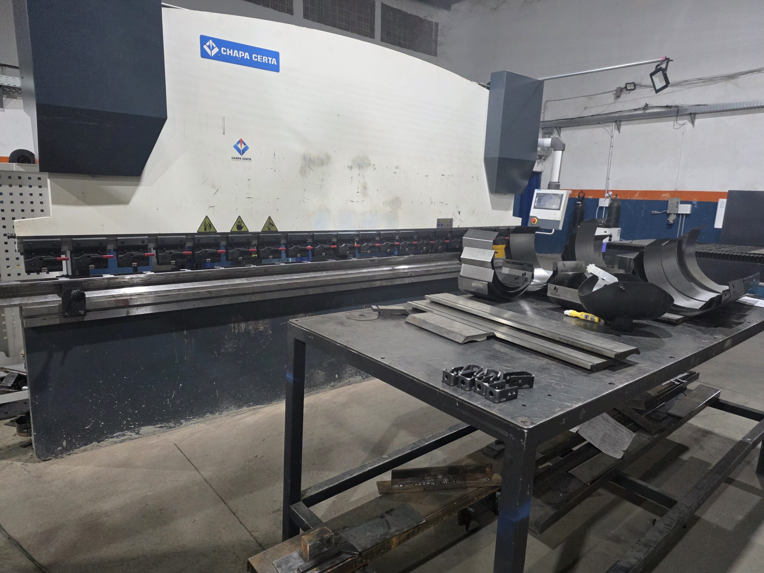 Equipe Chapa Certa — parque fabril com laser 6000w, guilhotina e dobradeira 200T em Sete Lagoas MG