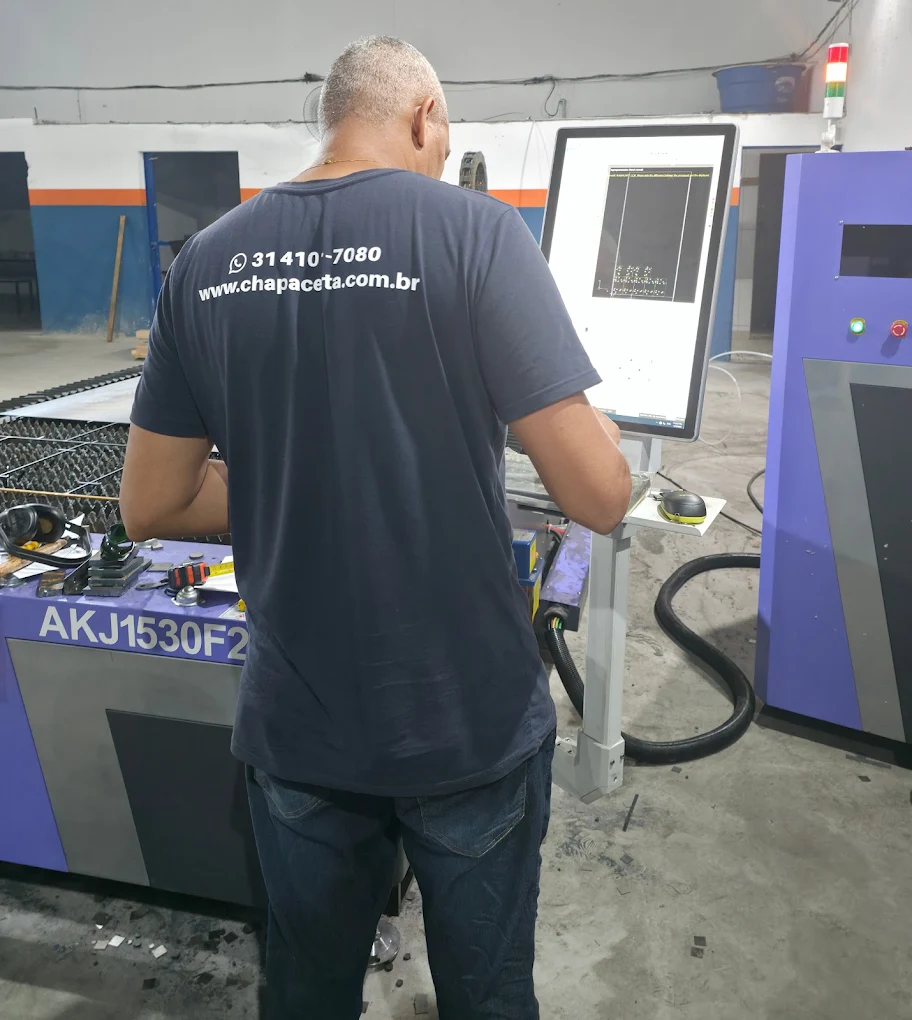 Operador na Laser Fibra CNC 6000W — Chapa Certa, Sete Lagoas/MG