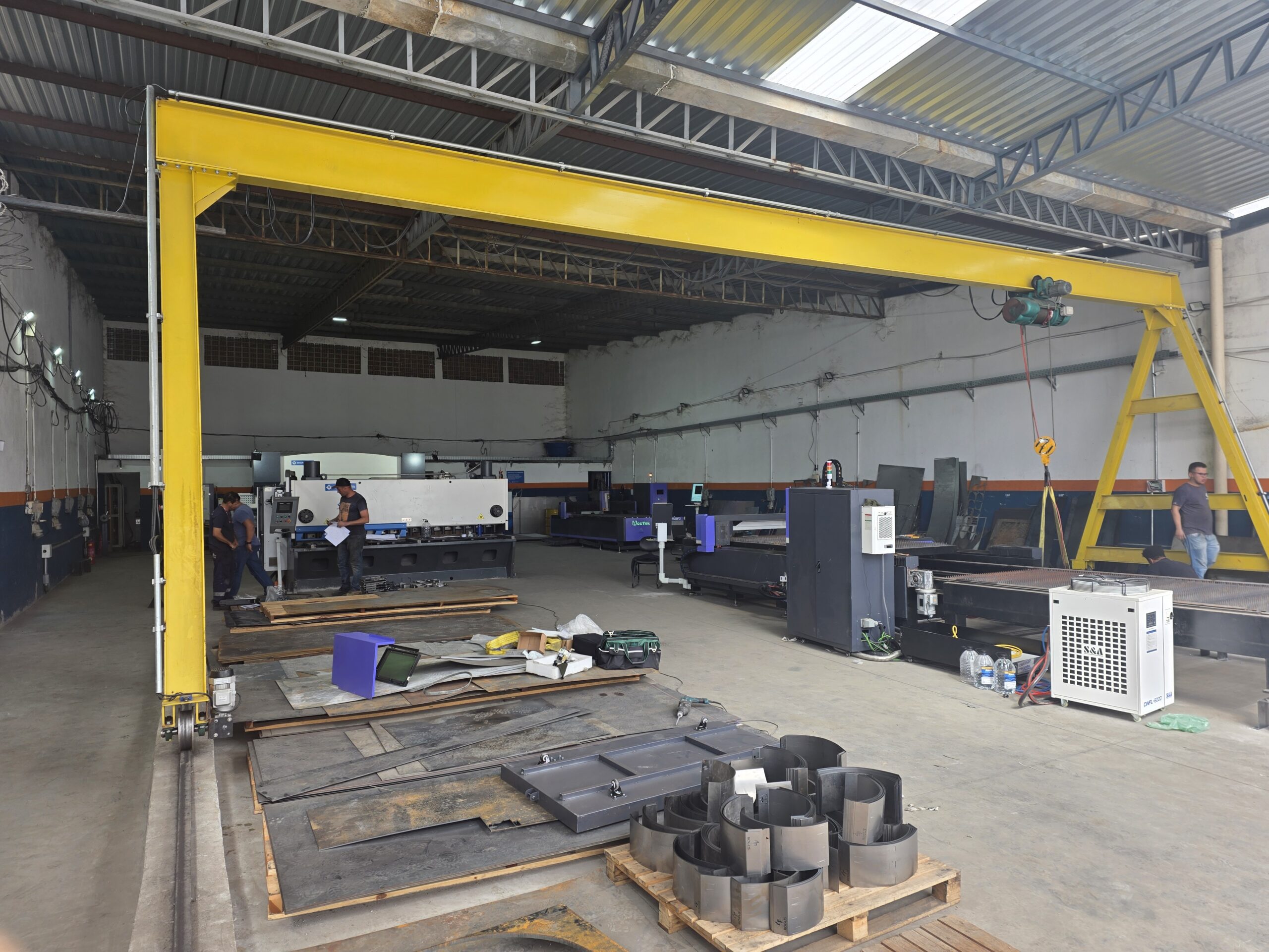 Parque fabril Chapa Certa — estrutura industrial com pórtico e múltiplos equipamentos CNC em Sete Lagoas MG