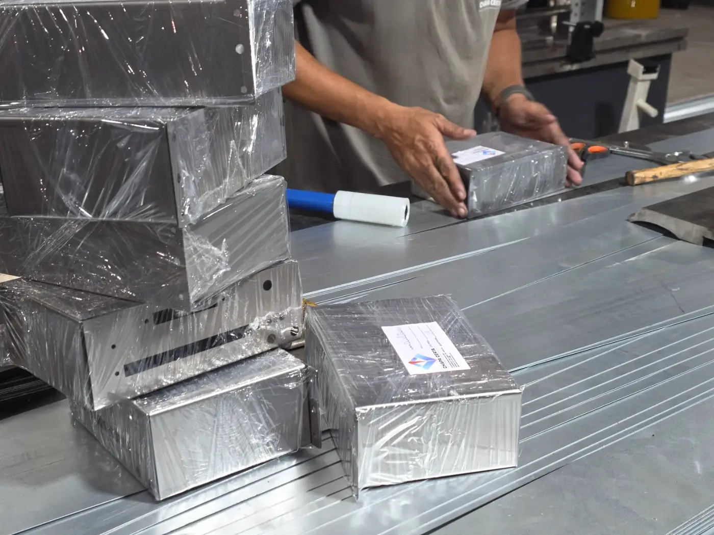 Peças metálicas produzidas pela Chapa Certa — aço e alumínio cortados e dobrados sob desenho técnico