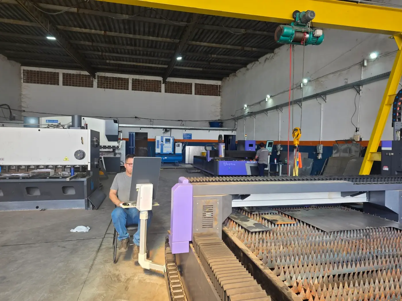 Máquina de corte a laser CNC com chapa na mesa