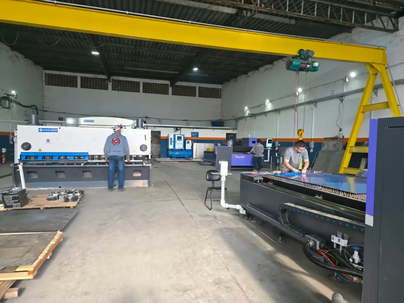 Galpão da Chapa Certa em Sete Lagoas com guilhotina, laser CNC e ponte rolante