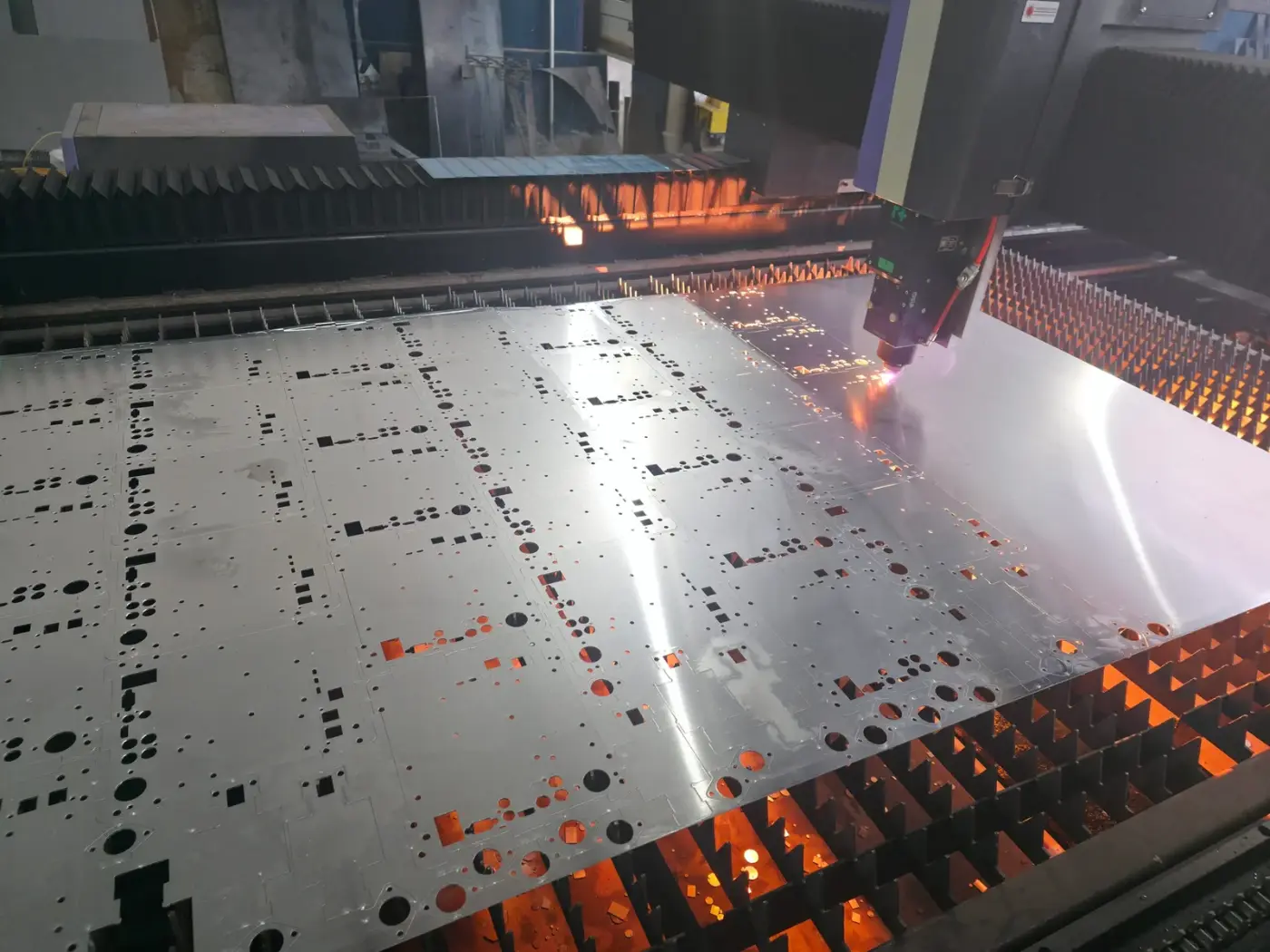 Corte a laser CNC de chapa metálica com faíscas na mesa da máquina